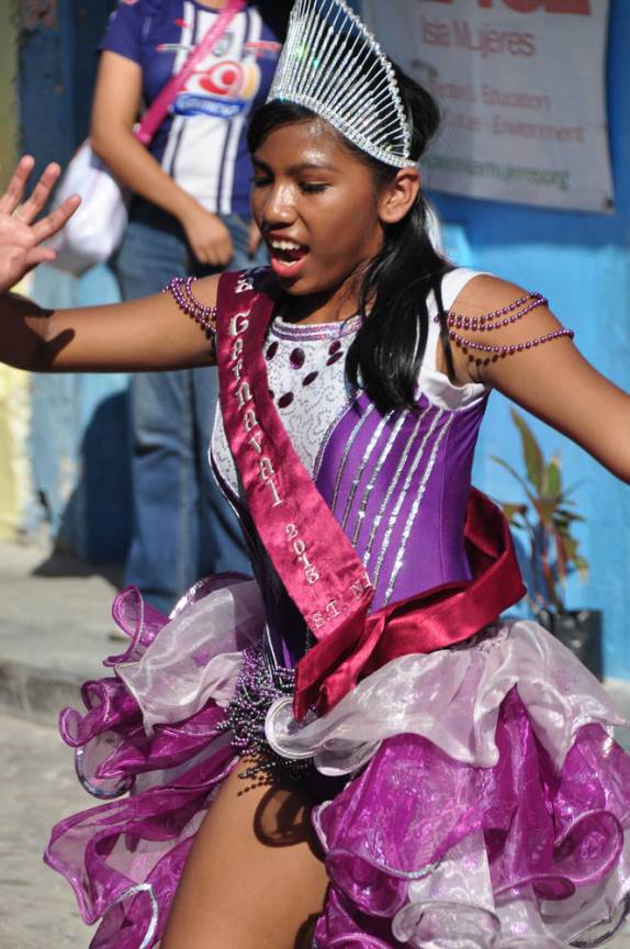 Dança e folia no carnaval de Isla Mujeres, no litoral sul do México, do lado do Caribe